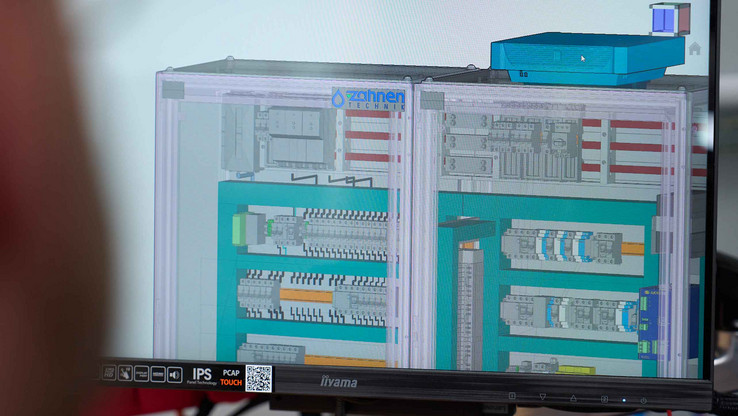 EPLAN Pro Panel Routing Zahnen arbeitet mit allpoligen und definierten Verbindungen und hat die Stromlaufpläne und 3D-Makros entsprechend angepasst, um mit EPLAN Pro Panel routen zu können.