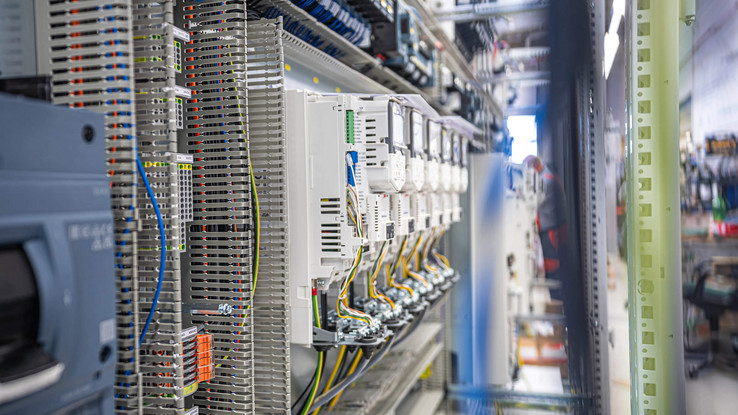 Der Schaltanlagenbau – mit EPLAN Electric P8 – gehört zum Leistungsumfang der Kreutzpointner Gruppe.
