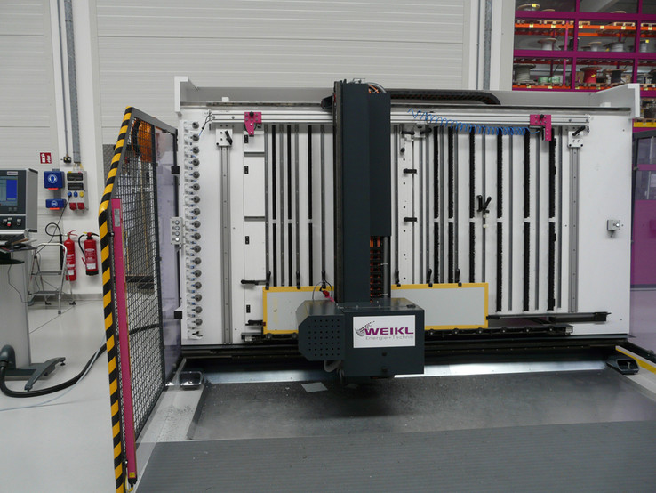 Die CNC-Bearbeitung der Schaltschränke erfolgt automatisch auf der Basis der EPLAN Daten.