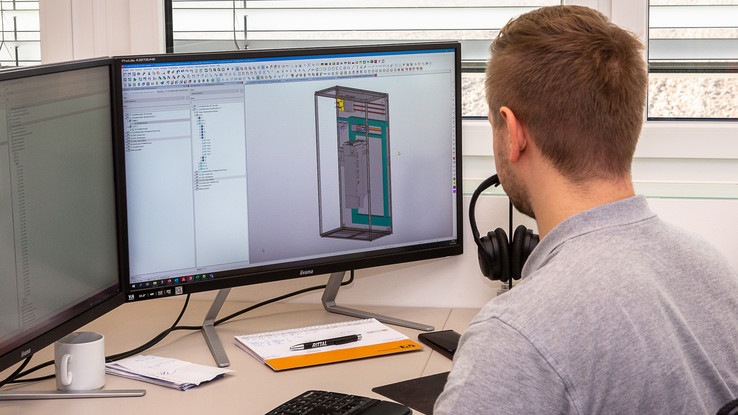 Das Engineering-Tool EPLAN Pro Panel generiert Daten, die von den Rittal-Maschinen übernommen werden.