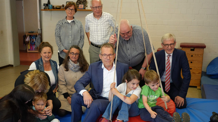 Spender mit Kita-Leitung und Kindern Spender mit Kita-Leitung und Kindern
