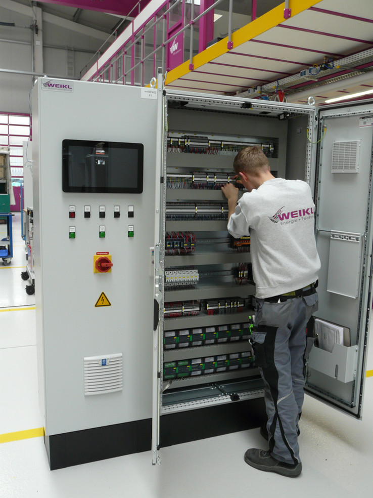 Weikl plant und baut Schaltschränke für komplexe Aufgaben der Automatisierungstechnik – zum Beispiel für Unternehmen der Glasindustrie.