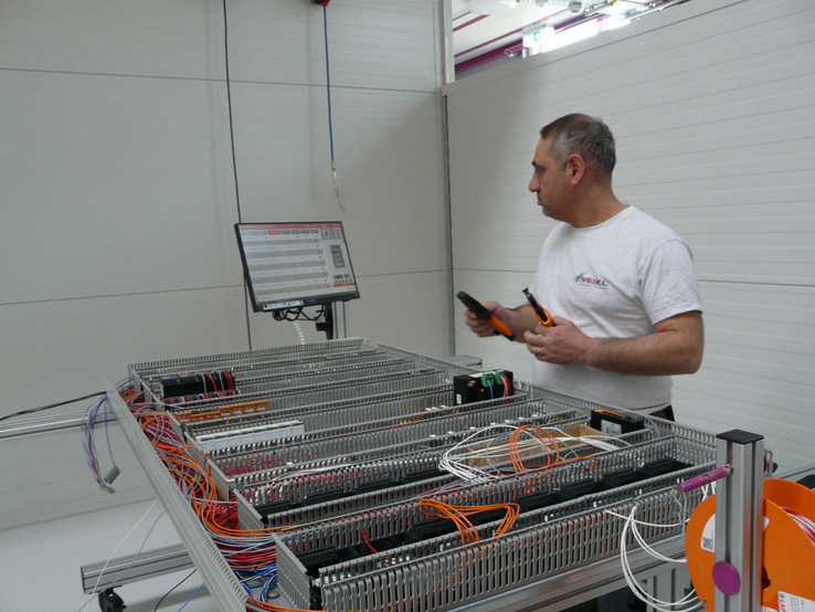 Das Modul EPLAN Smart Wiring führt den Mitarbeiter durch die Einzelschritte der Verdrahtung.